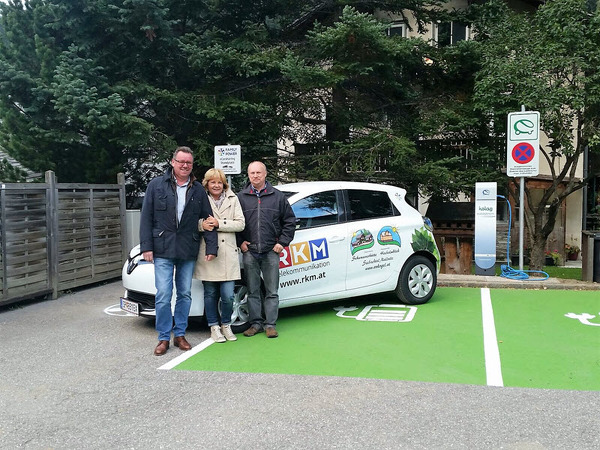 Offizielle Eröffnung eCarsharing Mallnitz 30.09.2015; v.l.n.r.: Anton Glantschnig, Evelyne Glantschnig / RKM Telekommunikation, Josef Gfrerer / Hochalmblick