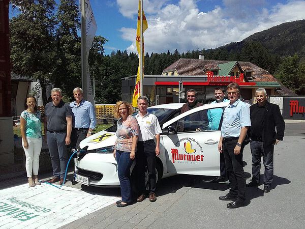 Übergabe des 1. FAMILY eCarsharing Fahrzeuges vor dem Gemeindeamt Murau; v.l.n.r.: Maria Aichberger / FAMILY OF POWER, Bgm. Thomas Kalcher, Heinz Schenk / GF Raiffeisenbank Murau, Uschi und Horst Schneider / Schneider Haustechnik, Braumeister Johann Zirn