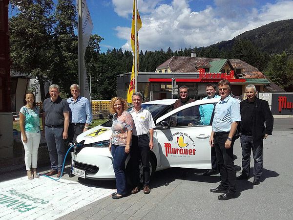 Übergabe des 1. FAMILY eCarsharing Fahrzeuges vor dem Gemeindeamt Murau; v.l.n.r.: Maria Aichberger / FAMILY OF POWER, Bgm. Thomas Kalcher, Heinz Schenk / GF Raiffeisenbank Murau, Uschi und Horst Schneider / Schneider Haustechnik, Braumeister Johann Zirn