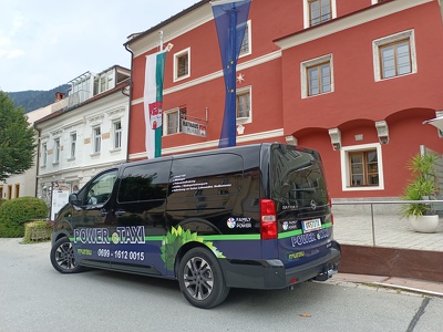 20220912_MURAU_POWER eTaxi_FAMILY OF POWER_Rathaus_links hinten.jpg