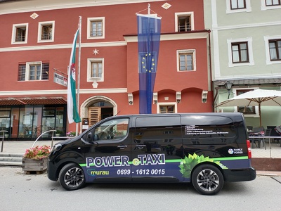 20220912_MURAU_POWER eTaxi_FAMILY OF POWER_Rathaus_seitlich.jpg